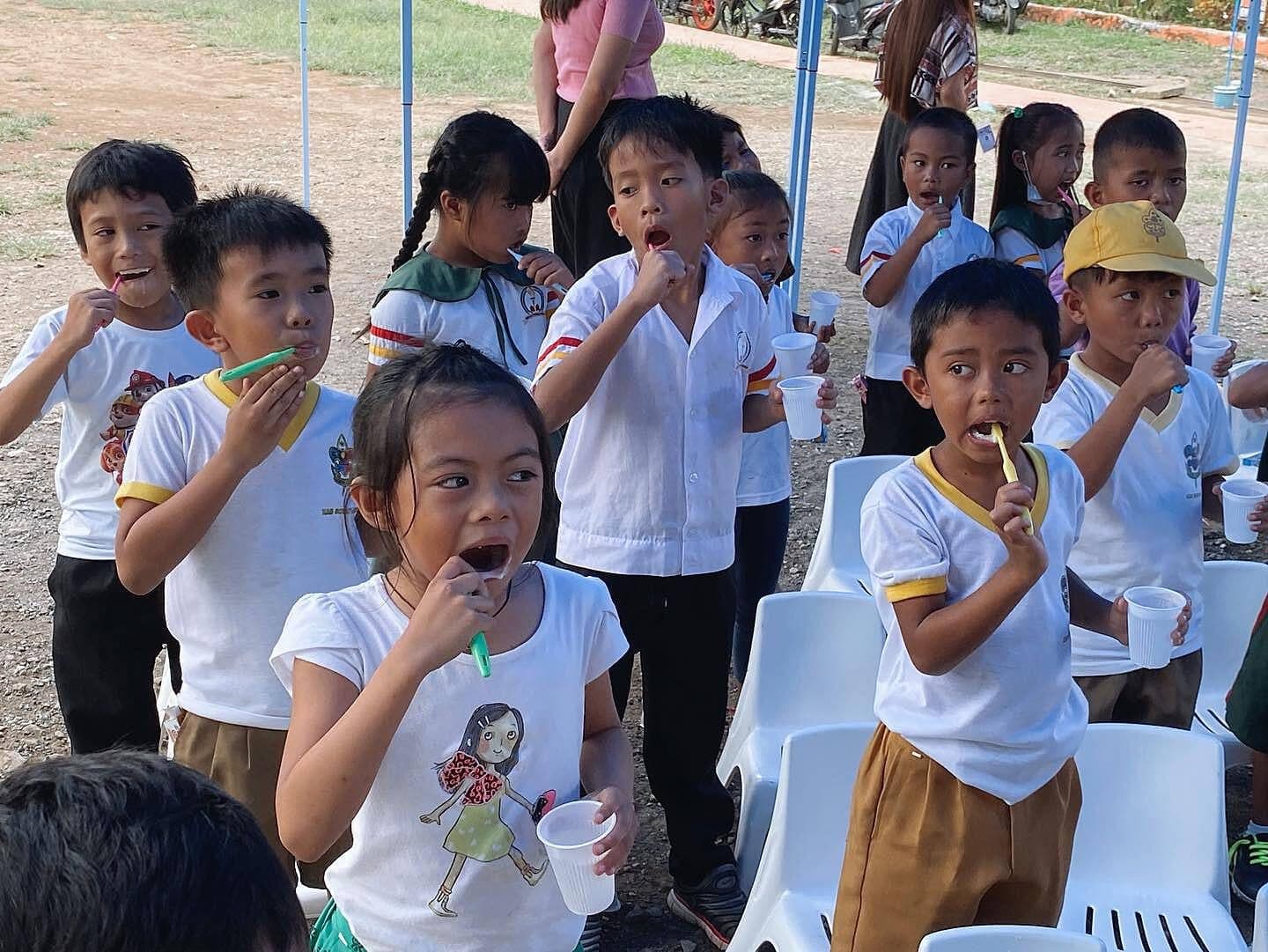 Project Healthy Smile - group of children brushing